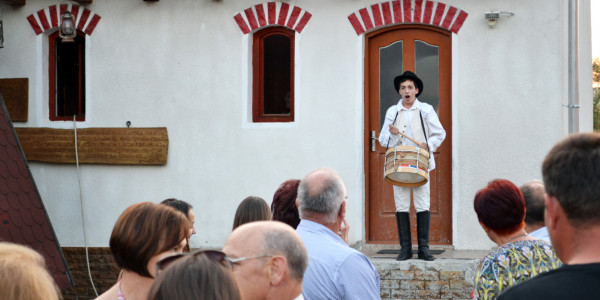 Teatrul-sura-Csurszinhaz-Barn-theatre